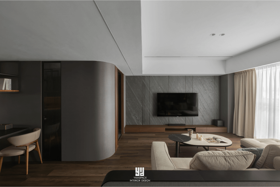 現代簡約電視主牆設計 新成屋客廳以深灰石材電視牆展現沉穩質感