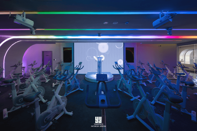 Wondercise健身房的動感飛輪區，燈光效果營造出充滿活力的氛圍。